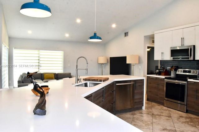 10205 SW 12th St, Pembroke Pines, FL 33025