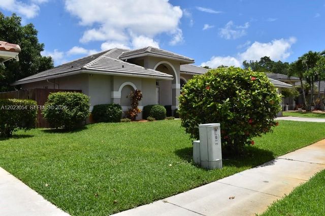 10205 SW 12th St, Pembroke Pines, FL 33025