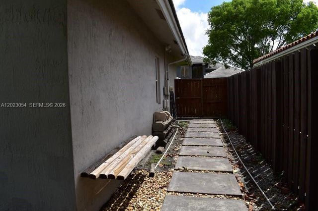 10205 SW 12th St, Pembroke Pines, FL 33025