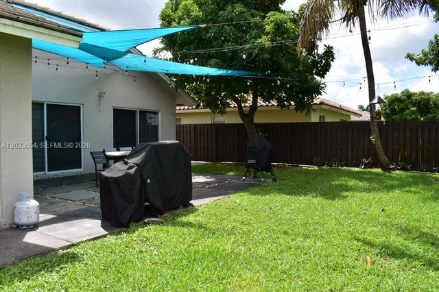 10205 SW 12th St, Pembroke Pines, FL 33025