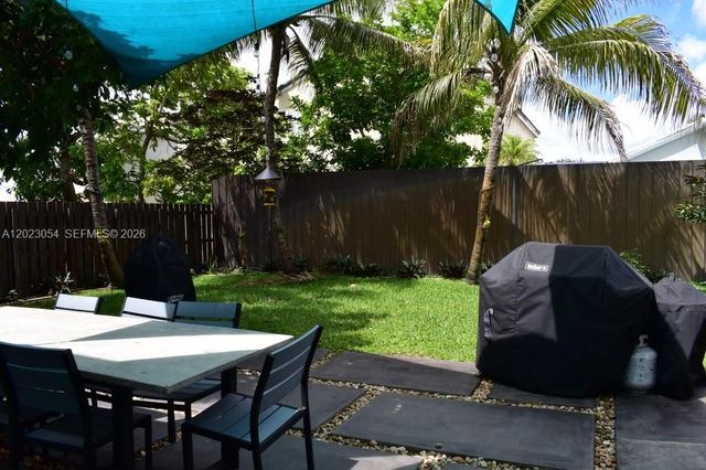10205 SW 12th St, Pembroke Pines, FL 33025