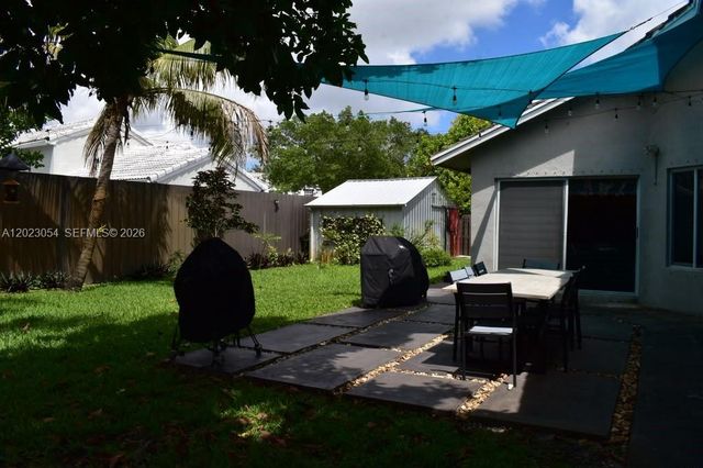 10205 SW 12th St, Pembroke Pines, FL 33025