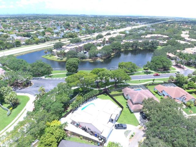 10205 SW 12th St, Pembroke Pines, FL 33025