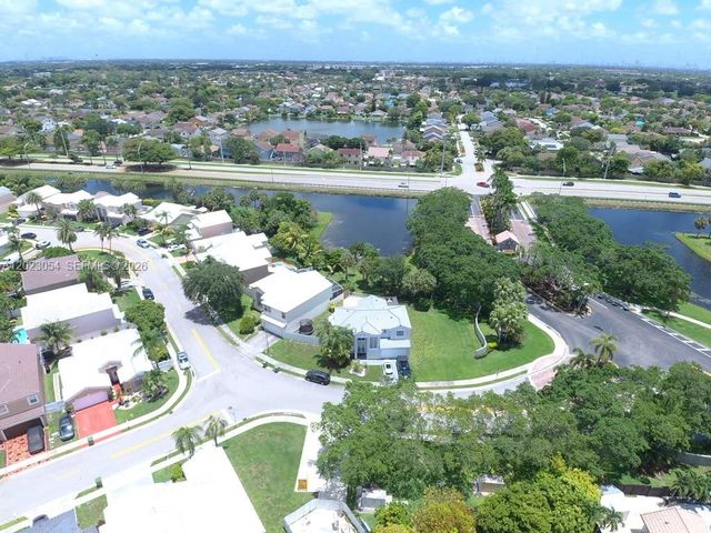10205 SW 12th St, Pembroke Pines, FL 33025