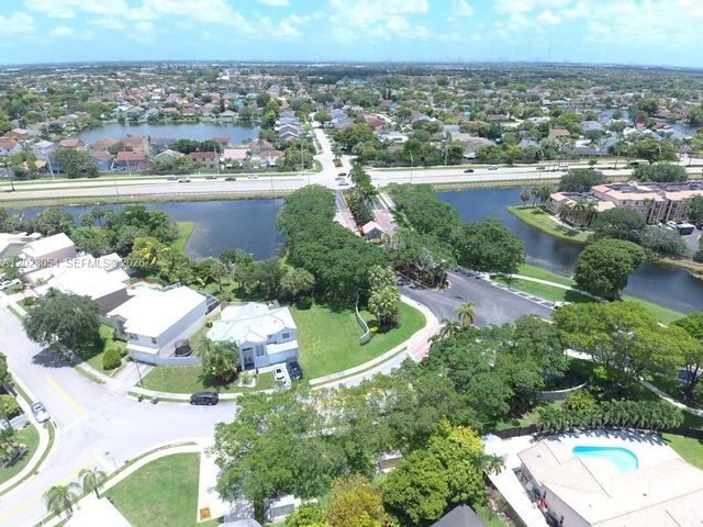 10205 SW 12th St, Pembroke Pines, FL 33025