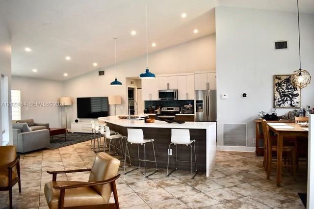 10205 SW 12th St, Pembroke Pines, FL 33025