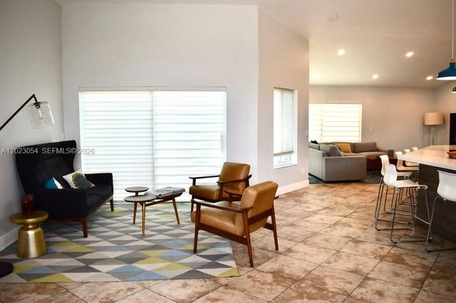 10205 SW 12th St, Pembroke Pines, FL 33025
