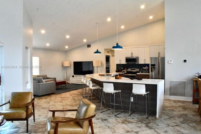 10205 SW 12th St, Pembroke Pines, FL 33025