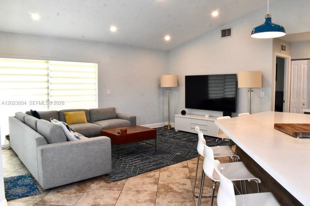 10205 SW 12th St, Pembroke Pines, FL 33025