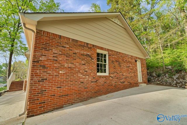 11219 Suncrest Drive SE, Huntsville, AL 35803