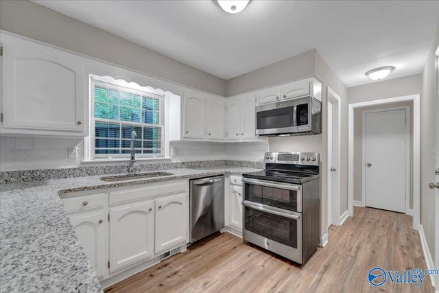 11219 Suncrest Drive SE, Huntsville, AL 35803