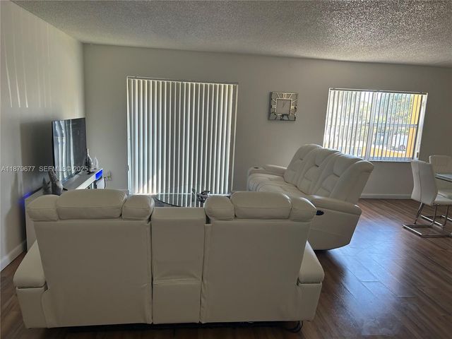 17901 NW 68th Avenue R209, Hialeah, FL 33015