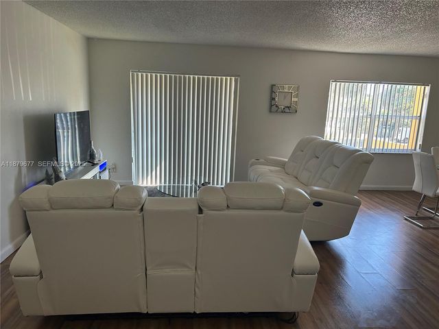 17901 NW 68th Avenue R209, Hialeah, FL 33015