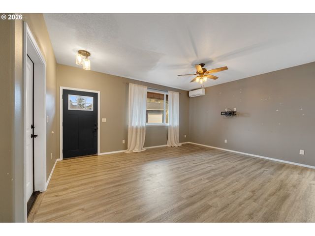 606 2ND St, Garibaldi, OR 97118