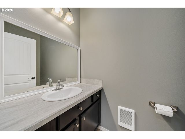 606 2ND St, Garibaldi, OR 97118