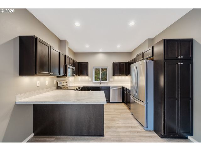 606 2ND St, Garibaldi, OR 97118