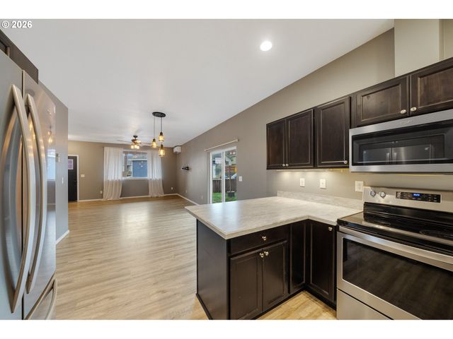 606 2ND St, Garibaldi, OR 97118