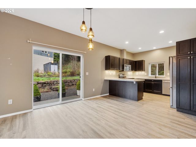 606 2ND St, Garibaldi, OR 97118