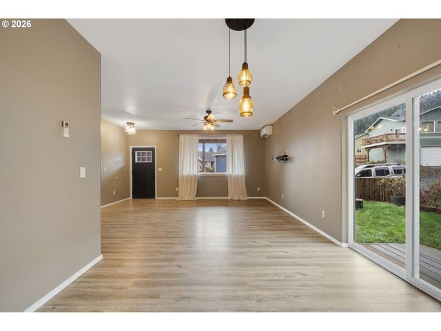 606 2ND St, Garibaldi, OR 97118