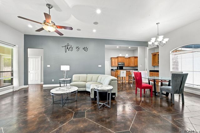 10061 Chanel Dr, Denham Springs, LA 70706