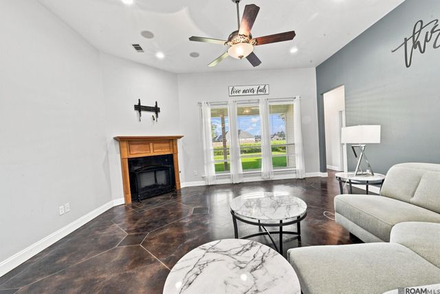10061 Chanel Dr, Denham Springs, LA 70706