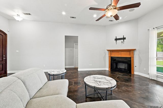 10061 Chanel Dr, Denham Springs, LA 70706