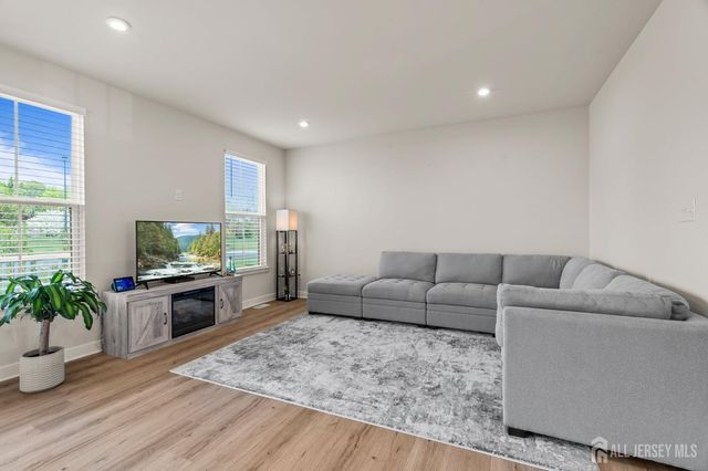 18 Rosemary Way, Mount Laurel, NJ 08054