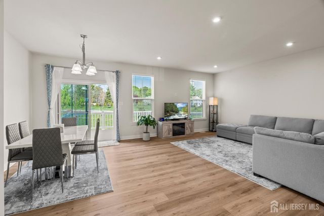 18 Rosemary Way, Mount Laurel, NJ 08054