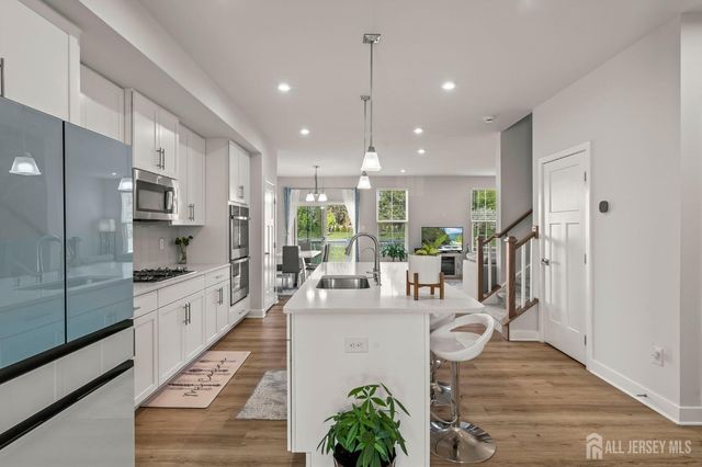 18 Rosemary Way, Mount Laurel, NJ 08054