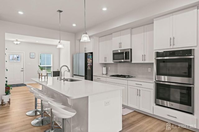 18 Rosemary Way, Mount Laurel, NJ 08054