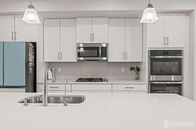 18 Rosemary Way, Mount Laurel, NJ 08054