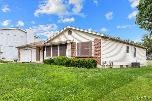 13 Newberry Drive, St Peters, MO 63376