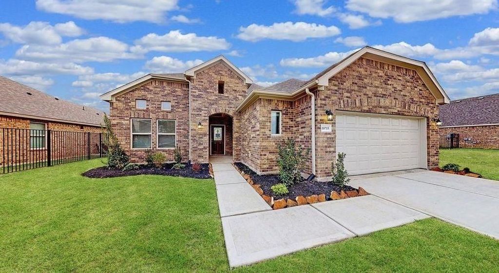 1031 Comal Trail, Dayton, TX 77535