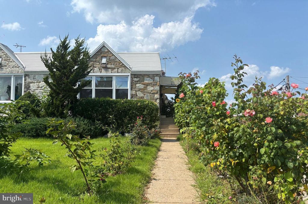 8942 BLUE GRASS RD, Philadelphia, PA 19152