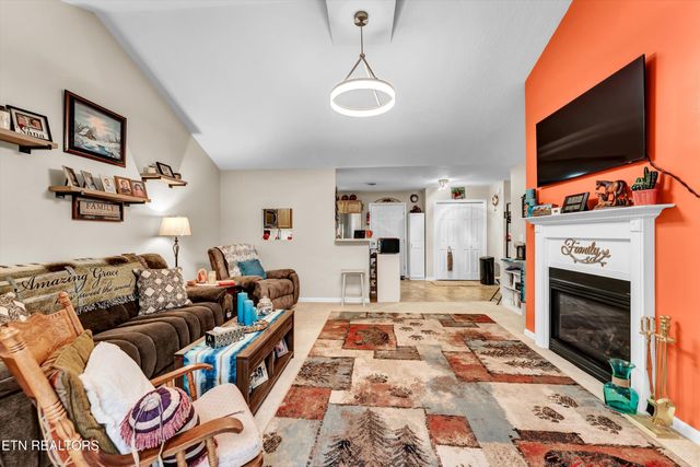 208 Executive Meadows Drive, Lenoir City, TN 37771