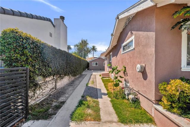 2621 Vineyard Avenue, Los Angeles, CA 90016