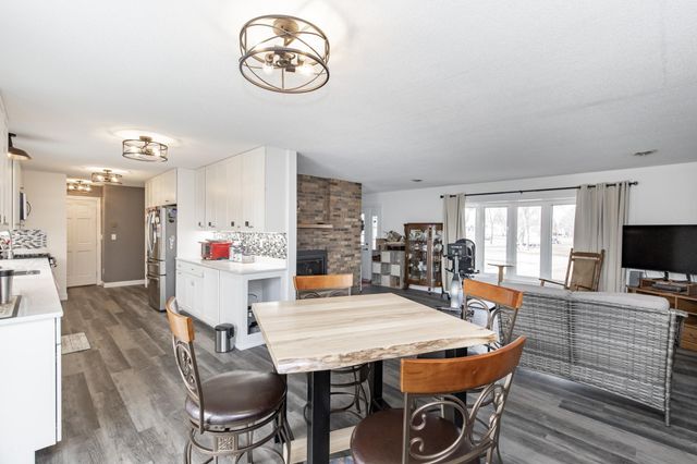 207 4th Avenue SE, Hillsboro, ND 58045