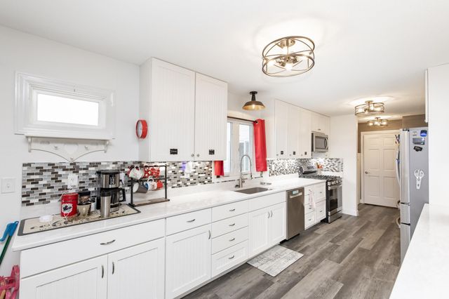 207 4th Avenue SE, Hillsboro, ND 58045