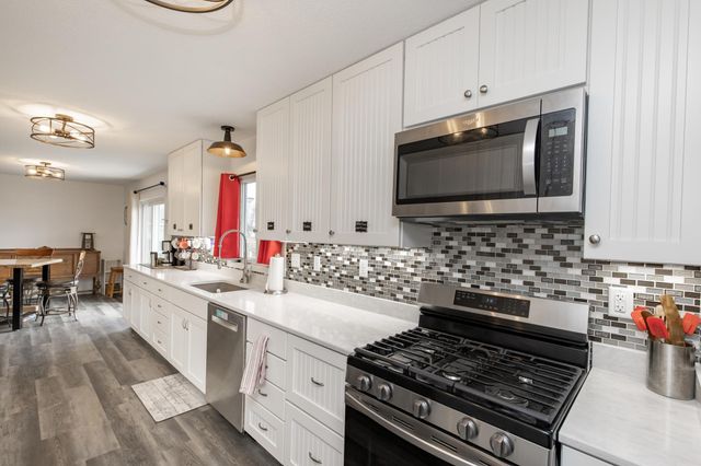 207 4th Avenue SE, Hillsboro, ND 58045