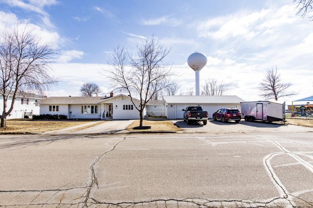 207 4th Avenue SE, Hillsboro, ND 58045