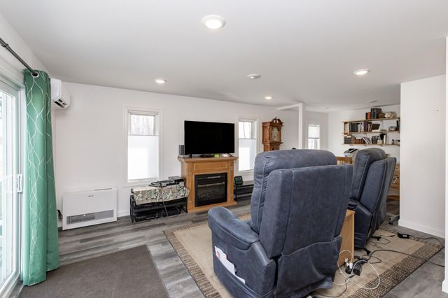 207 4th Avenue SE, Hillsboro, ND 58045