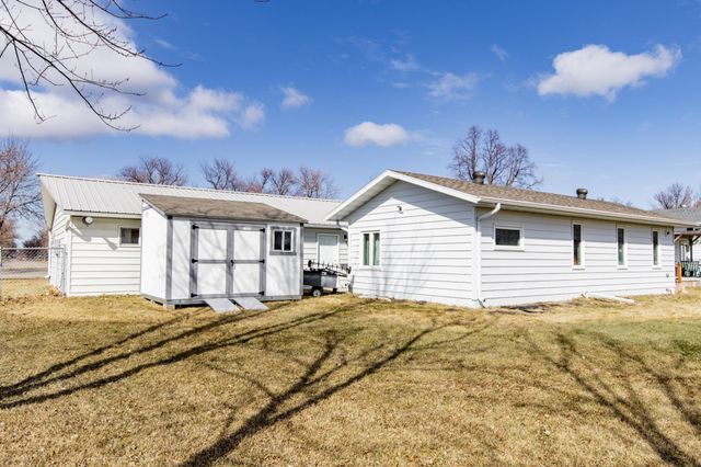 207 4th Avenue SE, Hillsboro, ND 58045