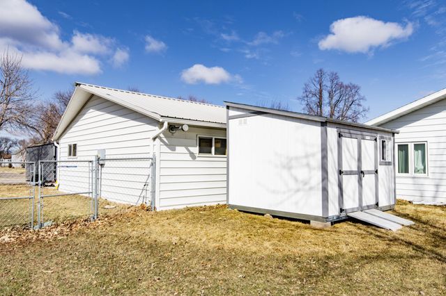 207 4th Avenue SE, Hillsboro, ND 58045