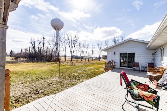 207 4th Avenue SE, Hillsboro, ND 58045