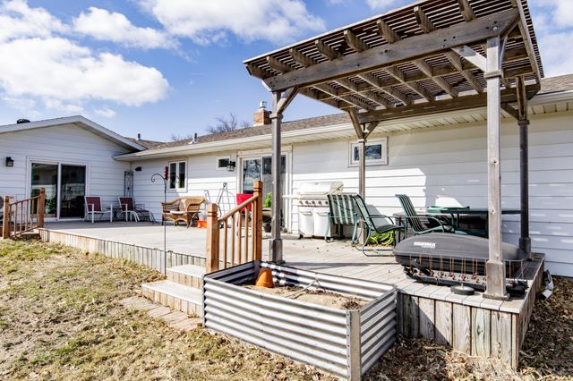 207 4th Avenue SE, Hillsboro, ND 58045