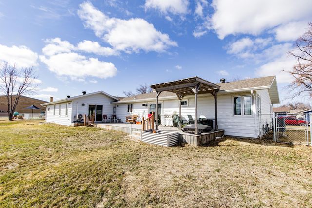 207 4th Avenue SE, Hillsboro, ND 58045