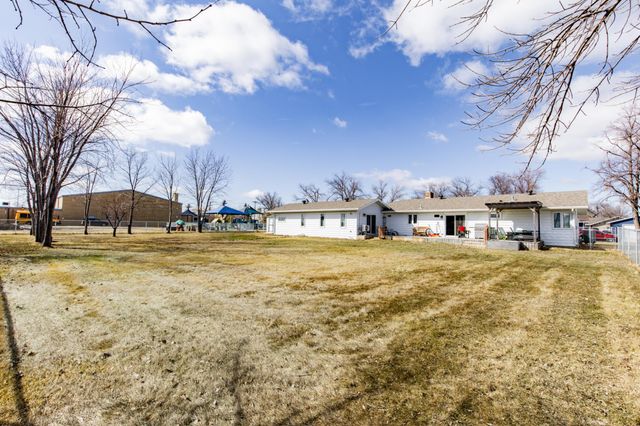 207 4th Avenue SE, Hillsboro, ND 58045