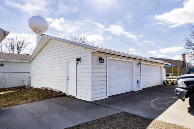 207 4th Avenue SE, Hillsboro, ND 58045