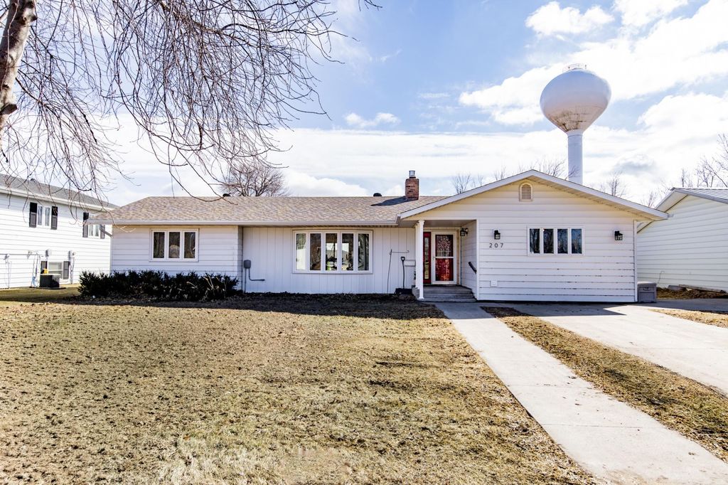 207 4th Avenue SE, Hillsboro, ND 58045