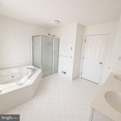 11 HOGAN WAY, Moorestown, NJ 08057